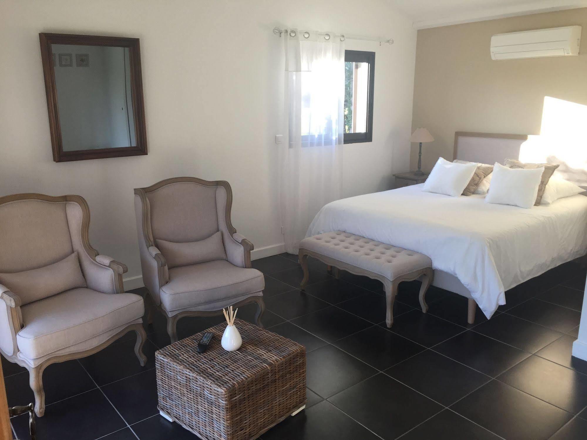 Mas Des Limites Bed & Breakfast Rognonas Bagian luar foto