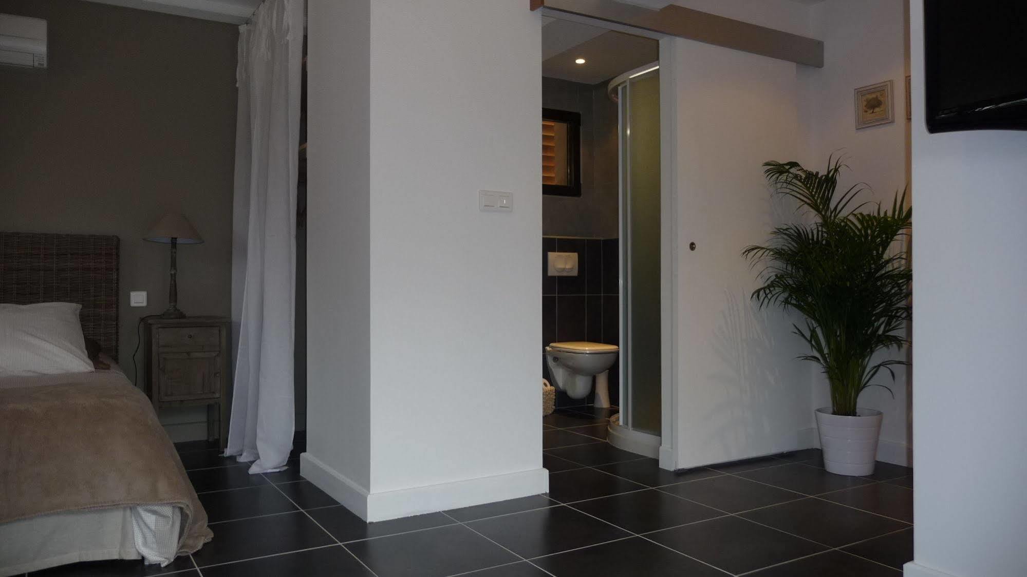 Mas Des Limites Bed & Breakfast Rognonas Bagian luar foto